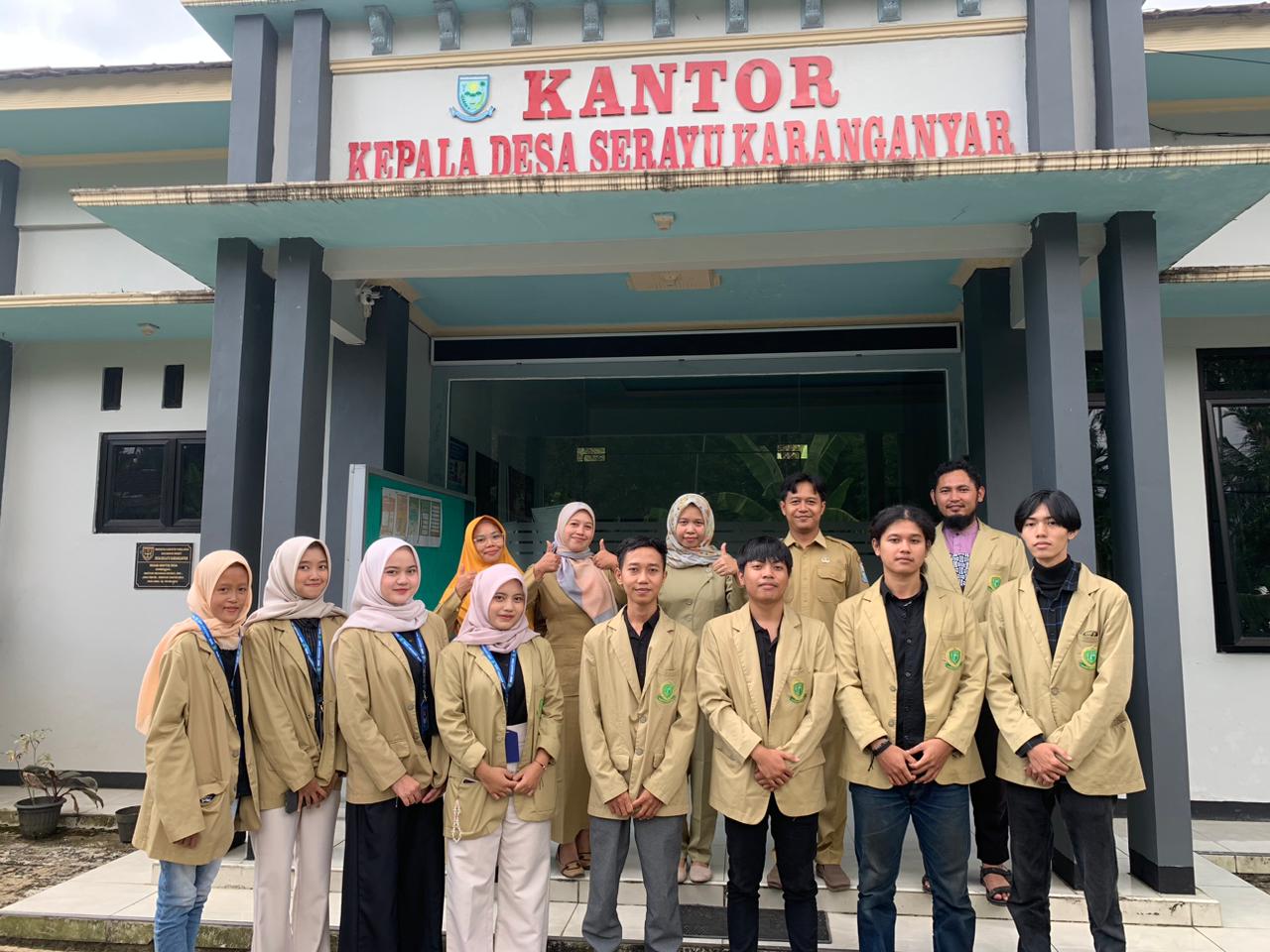 Foto bersama kelompok KKN Serayu Karanganyar